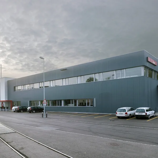 Aebi Farbrikationshalle mit Büro
